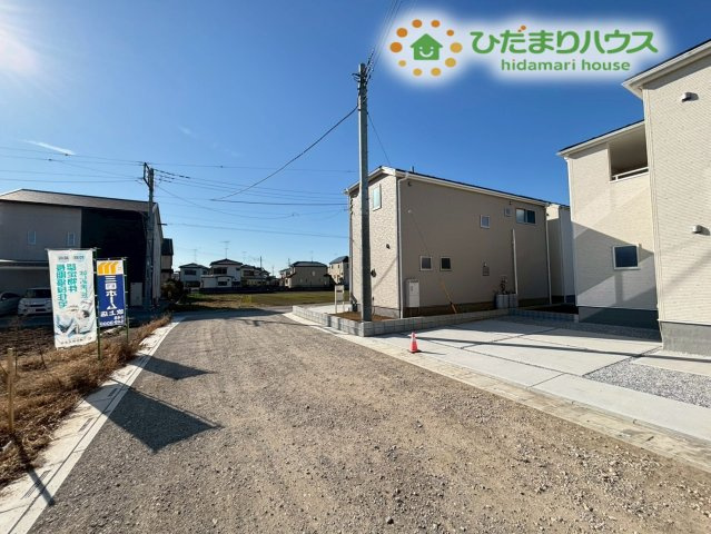 鴻巣市松原　2期　新築一戸建て　リーブルガーデン　02の前面道路含む現地写真|前面道路幅6ｍと道幅が広く、お車の出し入れがスムーズに行える前面道路です！
駐車が苦手な方も安心ですね！