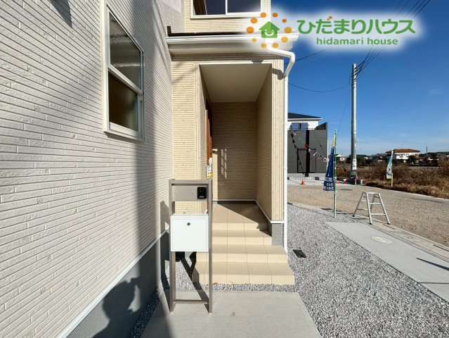 鴻巣市松原　2期　新築一戸建て　リーブルガーデン　02のエントランス|奥行きのある玄関ポーチは、雨の日でも落ち着いて傘を差すことができます！