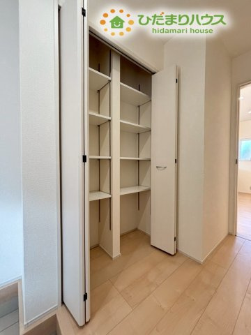 鴻巣市松原　2期　新築一戸建て　リーブルガーデン　02の収納|玄関は常にすっきり片付いているのが理想！
これだけの大容量シューズボックスがあれば、捨てたくないものを捨てたりする必要もありません♪