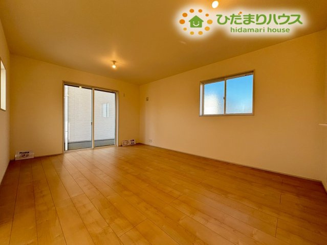 鴻巣市松原　2期　新築一戸建て　リーブルガーデン　02の居間・リビング|大きな窓から自然光が入り、お部屋の隅々まで明るいリビング。
お気に入りのソファやラグを置いて、家族団らんのひとときを過ごせますね(^^)/