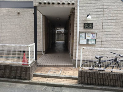 【エントランス】 | レオパレスイキ明大前