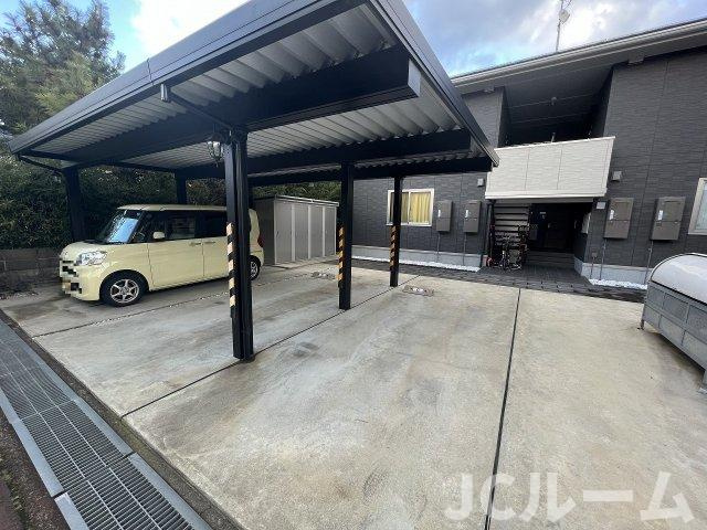 HIGASHISHIRO PARK HOUSEの駐車場