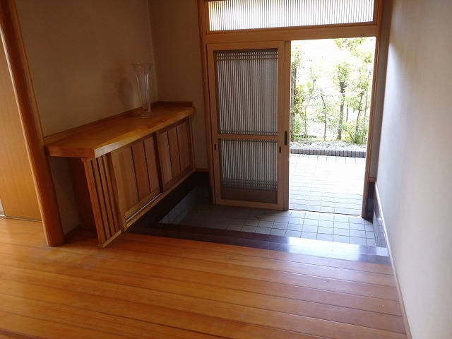 日の出二丁目2番5号（C-6）の玄関