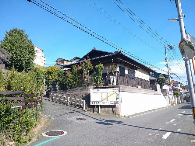 日の出二丁目2番5号（C-6）の前面道路含む現地写真