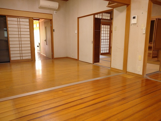 日の出二丁目2番5号（C-6）の居間・リビング