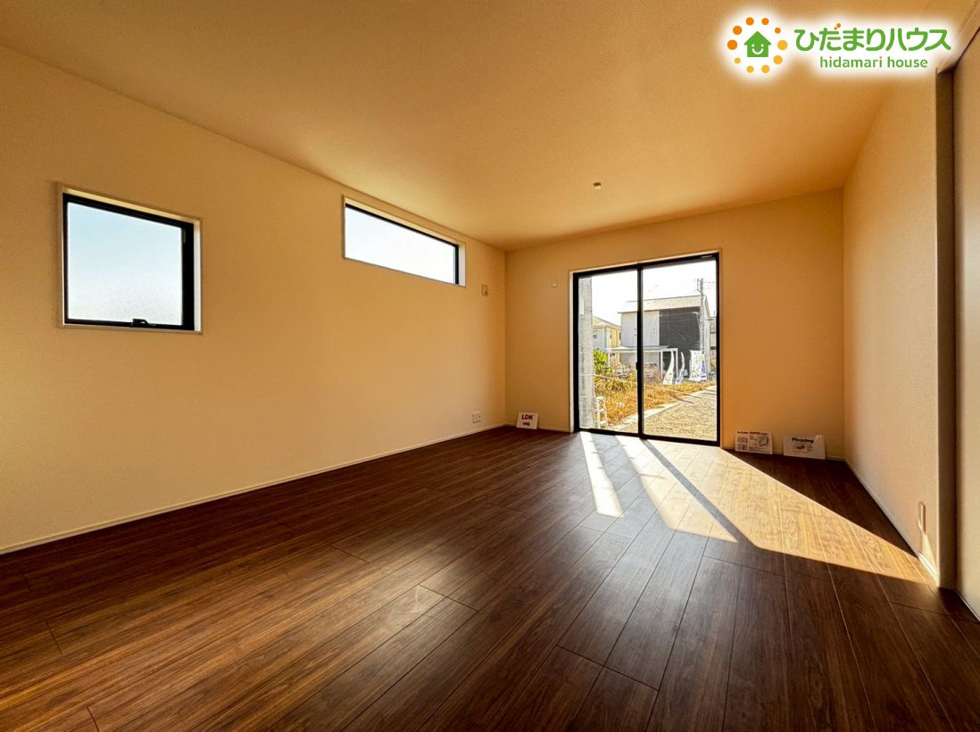 鴻巣市松原　2期　新築一戸建て　リーブルガーデン　01の居間・リビング|窓が多く、太陽の日差しがたっぷり入るリビングになっております★