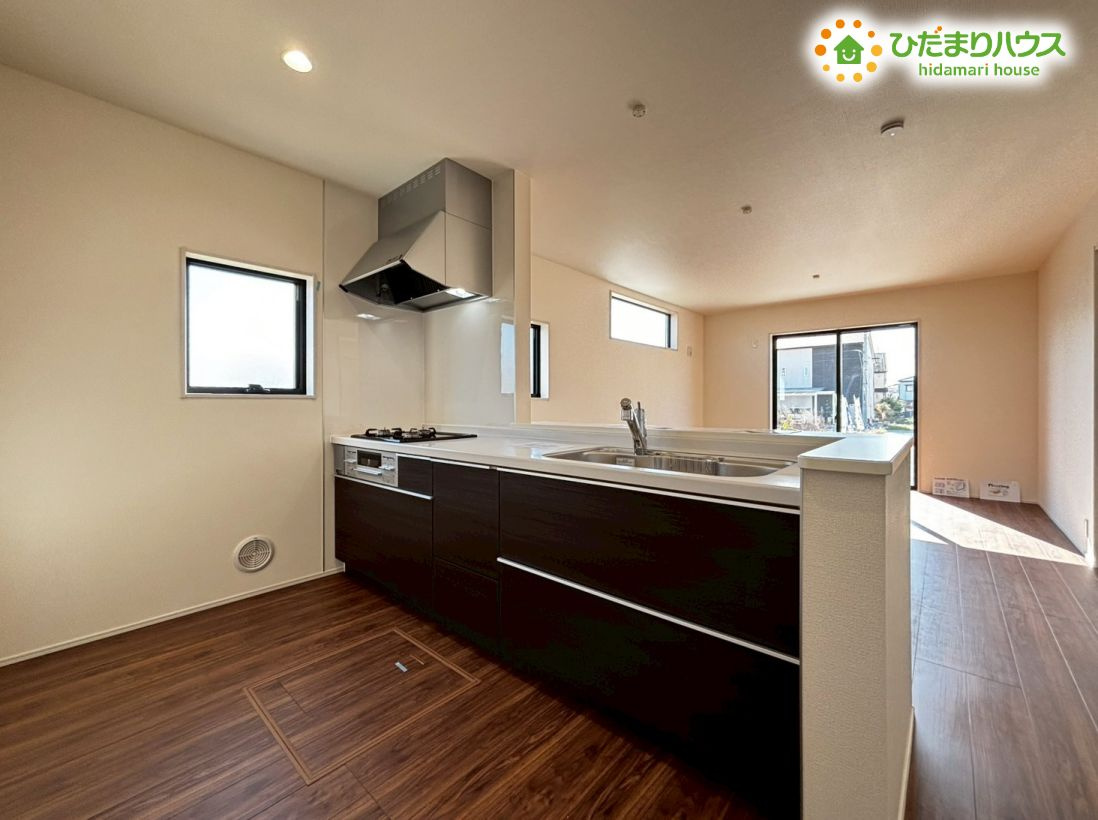 鴻巣市松原　2期　新築一戸建て　リーブルガーデン　01のキッチン|広いシンクとシステムキッチンで毎日のお料理も捗りますね♪
対面式なのでお子様やペットを見守りながらお料理ができ安心です！