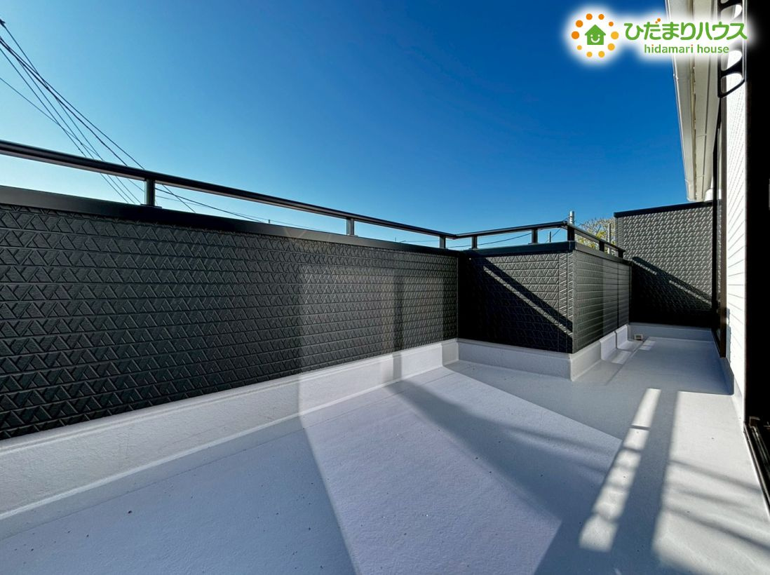 鴻巣市松原　2期　新築一戸建て　リーブルガーデン　01のバルコニー|2部屋から出入りできるバルコニーでお洗濯物の干し分けもできます☆彡