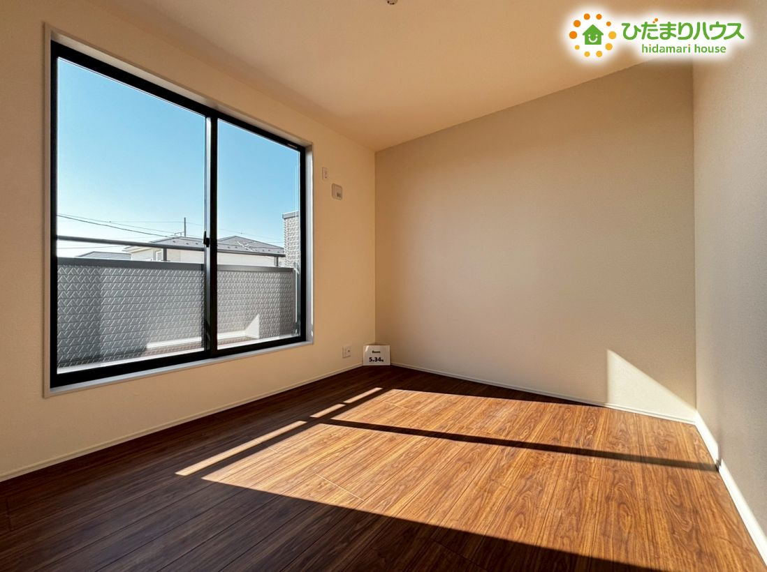 鴻巣市松原　2期　新築一戸建て　リーブルガーデン　01の洋室|バルコニーに面した明るい居間です★