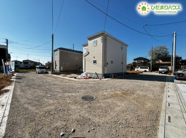 鴻巣市松原　2期　新築一戸建て　リーブルガーデン　01の前面道路含む現地写真|車の出入りもラクラクの前面道路幅6ｍ！