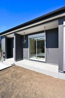 【外観】 | 太田第4鳥山上町 一建設　1号棟 | 広いお庭でBBQやガーデニングが楽しめます♪
テラスには洗濯物受けも設置されております。