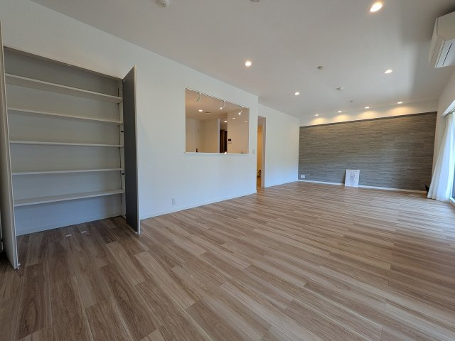 パークフィーネ南大沢３番館の居間・リビング|～26.0帖の明るく開放感のあるLDK、家族団欒の時間をお過ごしいただけます～