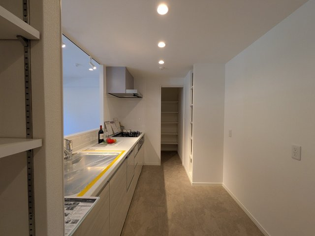 パークフィーネ南大沢３番館のキッチン|～キッチン奥には大容量収納可能なパントリーを設置～