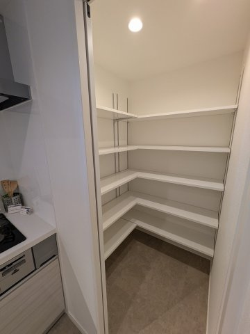 パークフィーネ南大沢３番館の収納|～便利な可動棚付きのパントリーです～