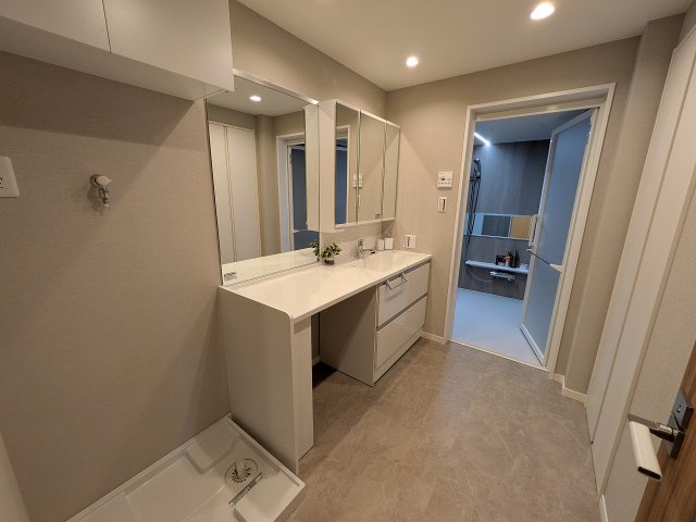 パークフィーネ南大沢３番館の脱衣所|～グレー×ホワイトのホテルライクな脱衣所～