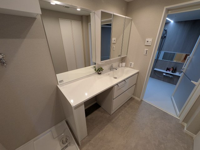 パークフィーネ南大沢３番館の独立洗面台|～新規交換済、ワイドカウンタ―付きの独立洗面台～