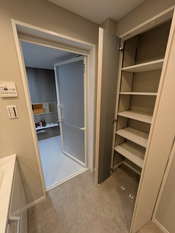 パークフィーネ南大沢３番館の収納|～脱衣所には、リネン類や洗剤の収納に便利な可動棚付き～