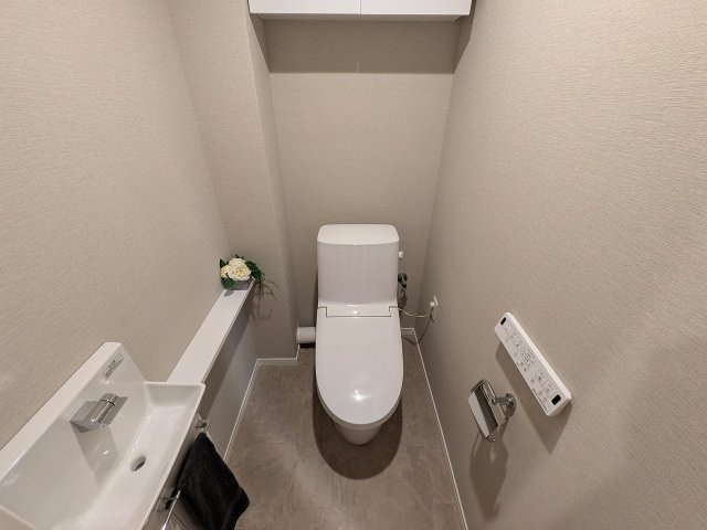 パークフィーネ南大沢３番館のトイレ|～新規交換済、暖房温水洗浄機能付きトイレ　冬場は特に嬉しい機能ですね～