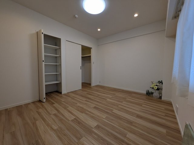 パークフィーネ南大沢３番館の寝室|～8.0帖の主寝室　ベッドなど大型家具のレイアウトもしやすい広さです～