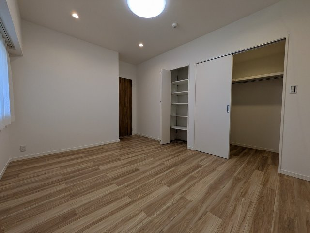 パークフィーネ南大沢３番館の洋室|～8.0帖の主寝室　ベッドなど大型家具のレイアウトもしやすい広さです～