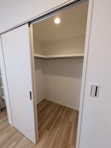パークフィーネ南大沢３番館の収納|～ウォークインクローゼットでお荷物がスッキリ収まります～