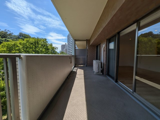 パークフィーネ南大沢３番館のバルコニー|～南東向きで陽当たりの良いバルコニー　洗濯物がよく乾きそうです～