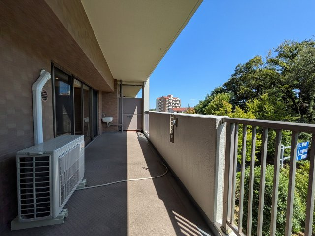 パークフィーネ南大沢３番館のバルコニー|～南東向きで陽当たりの良いバルコニー　洗濯物がよく乾きそうです～