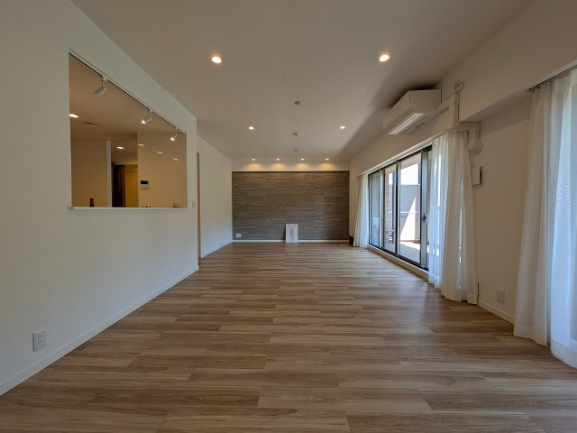 パークフィーネ南大沢３番館の居間・リビング|～26.0帖の明るく開放感のあるLDK、家族団欒の時間をお過ごしいただけます～