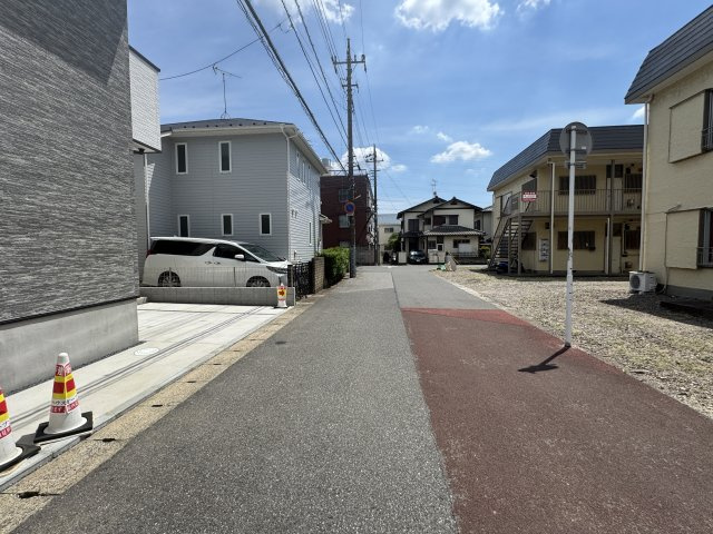 松戸市新松戸南１丁目新築戸建【馬橋北小学校：10分】の前面道路含む現地写真|西側前面道路・幅員約6ｍ