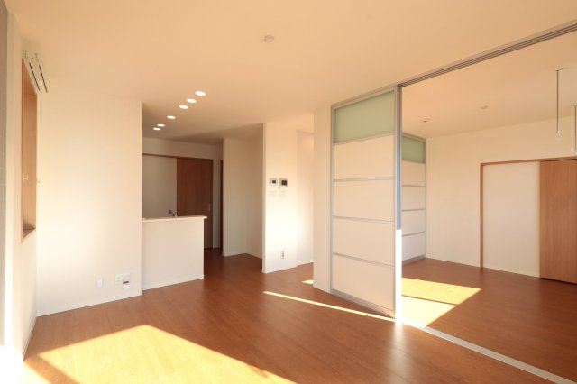 シャーリーメゾンA棟の居間・リビング|2025年12月撮影。