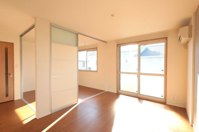 シャーリーメゾンA棟の居間・リビング|2025年12月撮影。