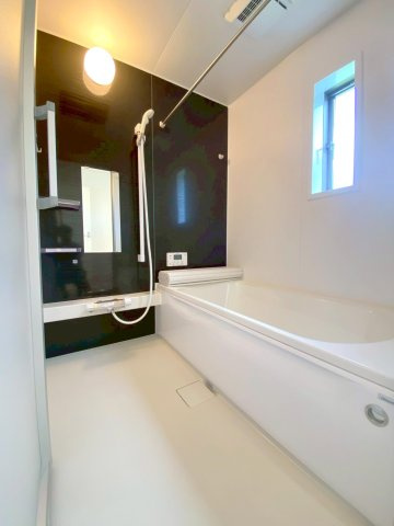 米子市彦名町新築分譲住宅の浴室|≪同仕様写真≫
１坪のユニットバスになります。標準で浴室乾燥・暖房等の機能が付きます。