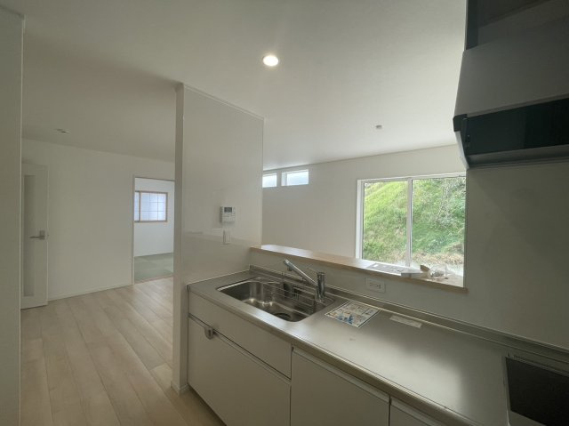 米子市彦名町新築分譲住宅のキッチン|同仕様写真≫
大容量収納可能なシステムキッチンになります。背面にがカップボード等も設置できる広さがあります。