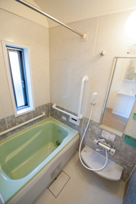 【浴室】 | 浅間町戸建 | 大きなお風呂でゆったりバスタイム☆窓付きでカビ予防！