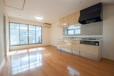 【居間・リビング】 | 浅間町戸建 | 窓が大きくて感じのいいリビング☆