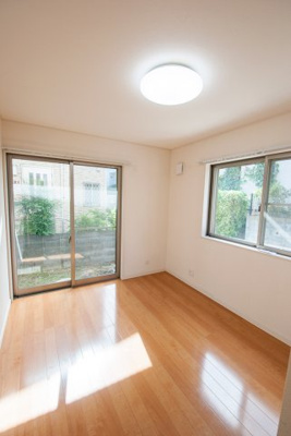 【内装】 | 浅間町戸建 | 1階の洋室も陽当たり良いです！