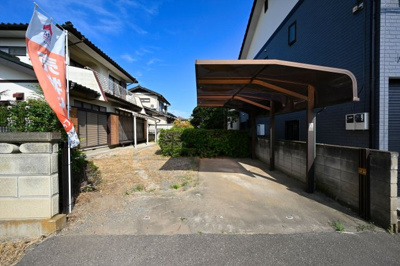 【駐車場】 | 太田市大原町　中古戸建 | 並列駐車可能なカースペースです！カーポート付きで愛車を守ります。