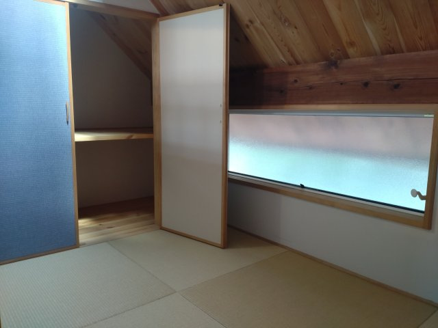 【内装】 | 春日市春日３丁目　戸建て | ２階の共用部分にある畳スペース。ちょっとだけ寝転がってリラックスしたい時などにうってつけです