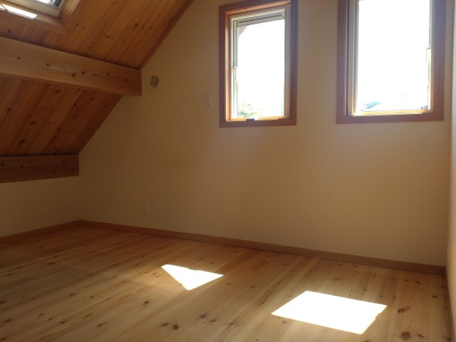 【洋室】 | 春日市春日３丁目　戸建て | ２階の洋室。窓を多めにつくってあるので室内は明るく風通しも良好です