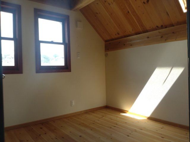 【内装】 | 春日市春日３丁目　戸建て | 下がり屋根がそのまま感じられるデザインが隠れ家的な雰囲気を醸しています