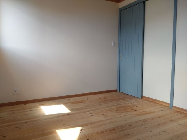 【洋室】 | 春日市春日３丁目　戸建て | ログハウス調の室内は随所に細かなこだわりが見られ、生活を彩ってくれます