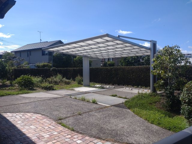 【駐車場】 | 春日市春日３丁目　戸建て | 広々とした駐車場は3台以上停められるので、複数台お持ちのファミリーや来客時でも安心です