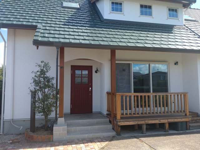 【外観】 | 春日市春日３丁目　戸建て | リビングから出られるウッドデッキはテーブルやいすを置けばお庭を眺めながらのティータイムを楽しめます