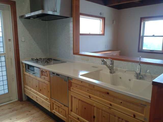 【キッチン】 | 春日市春日３丁目　戸建て | お料理をしながら会話を楽しめるカウンターキッチンです。食洗機付きで後片付けも楽々