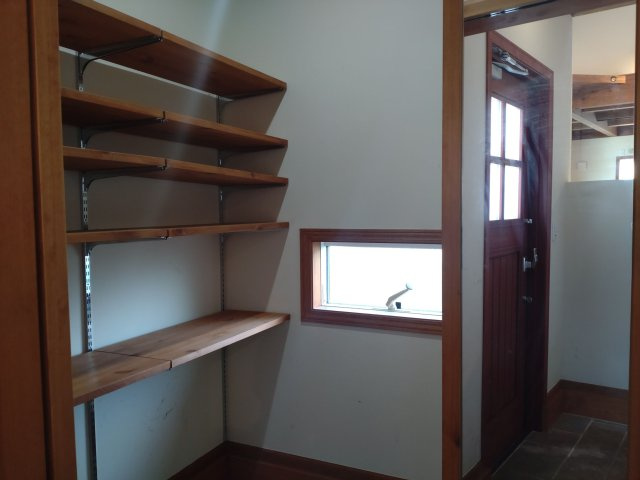 【収納】 | 春日市春日３丁目　戸建て | キッチン背面には備え付けの食器棚があります。勝手口があるので手元が明るくにおいもこもりづらいです