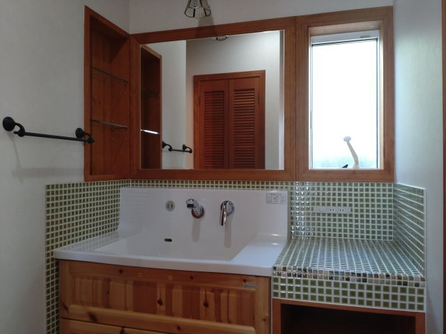 【独立洗面台】 | 春日市春日３丁目　戸建て | 少しレトロな雰囲気でおしゃれな洗面台。鏡横に収納棚があるので細々した物もスッキリとしまっておけます