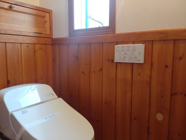 【トイレ】 | 春日市春日３丁目　戸建て | タンクレストイレなので見た目がすっきりしており、お掃除もしやすいです。各階にトイレがあります