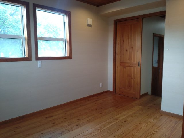 【洋室】 | 春日市春日３丁目　戸建て | １階の洋室。洗面所に近く独立性の高いお部屋なのでゲストルームに最適です