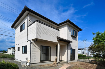 【外観】 | 太田市山之神町　中古住宅 | 青空に映える高級感のあるエクステリアです。
ぜひ一度ご見学ください！