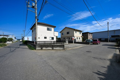 【前面道路含む現地写真】 | 太田市山之神町　中古住宅 | 北西角地の開放的な区画です！